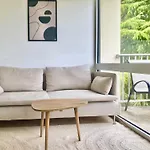 Scandinave Balcon Et Ascenseur アパート *